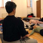 Maestro e allievi durante una lezione di Yoga presso il Centro Yoga Shakti a Milano, in zona Navigli - Ticinese