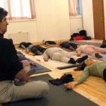 Un momento della lezione di yoga di Claudio Conte presso il Centro Yoga Shakti a Milano, in zona Navigli - Ticinese